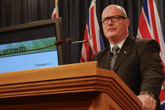 Finance Minister de Jong delivers fiscal update on eve of confidence vote