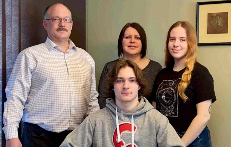 Cougars sign ’05 forward Nolan Chastko