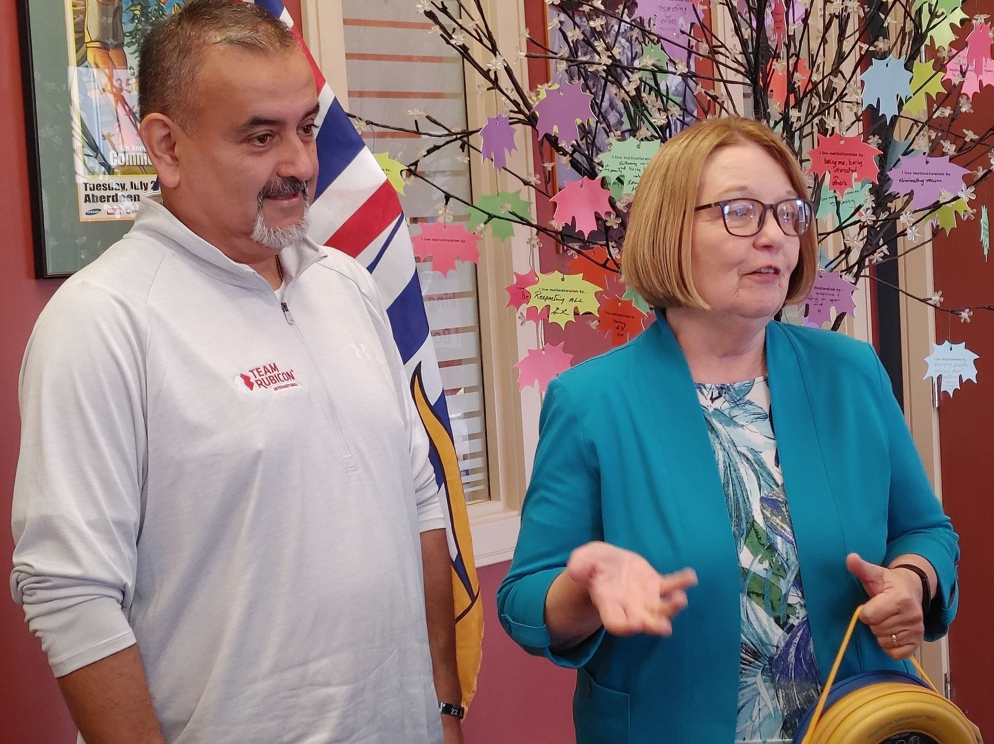 MLA Shirley Bond dona desfibrilador a clínica médica guatemalteca