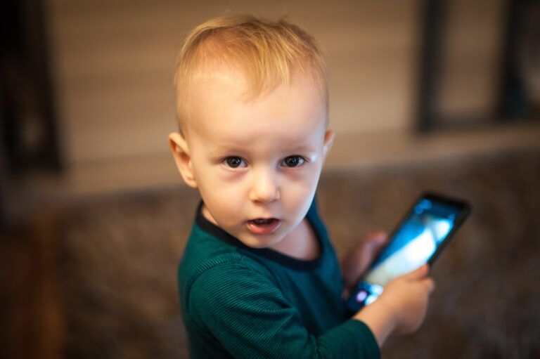 Canadian Paediatric Society says screen time for toddlers, preschoolers should be cut to one hour a day