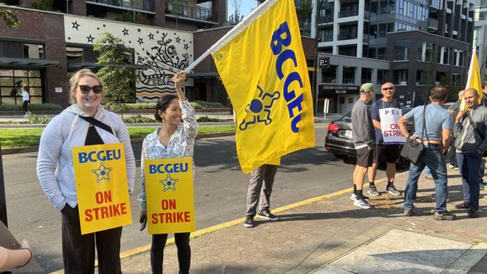 Photo of BCGEU members on picket line in Victoria